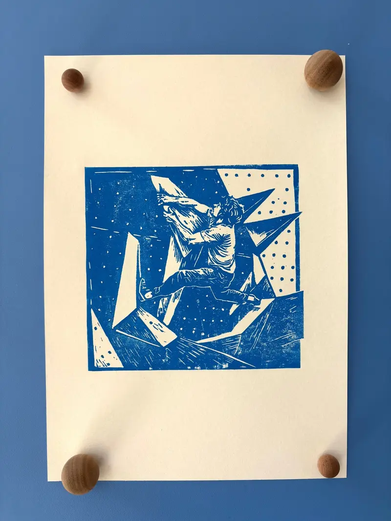 Geschenk zum Bouldern – Handgedruckter Linoldruck „Blue Dyno“ für Kletterer & Boulderer